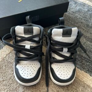 Jordan 1 Mid SE Kids Shoes - Black and White